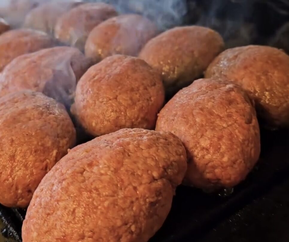 国産A5ランクの和牛ハンバーグを炭火で焼いている様子