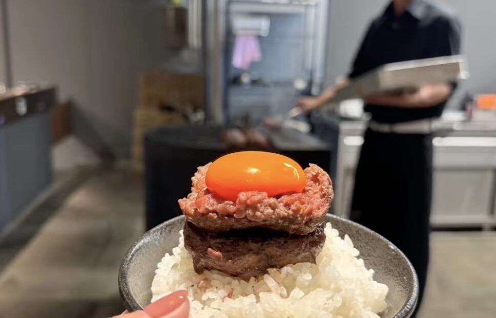 白ごはんとハンバーグと卵の美味しさ