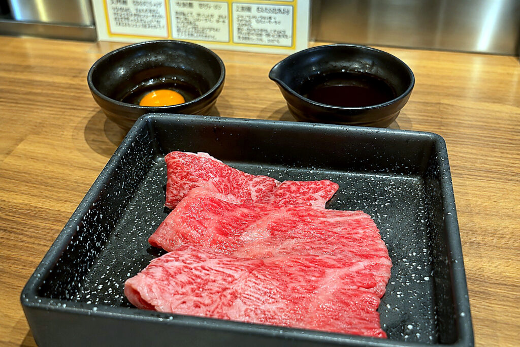 A5和牛肩ロースの焼きすき 割り下と卵を添えて